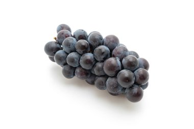 beyaz arka planda taze siyah üzüm