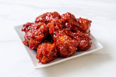 Baharatlı soslu kızarmış tavuk 