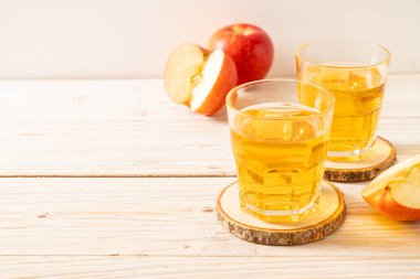 Kırmızı elma meyvesi ile elma suyu