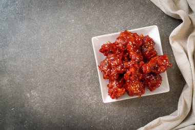 Baharatlı soslu kızarmış tavuk 