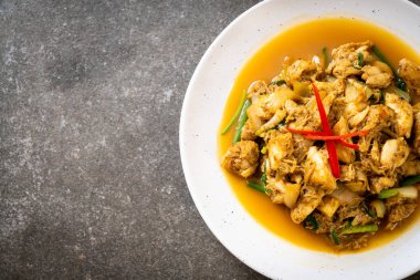 köri tozu ile kızartılmış Yengeç