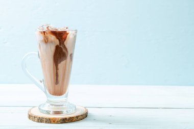 Buzlu çikolata milkshake içecek