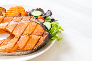 sebze ile ızgara somon biftek fileto