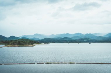 Kanchanaburi de bulutlu gökyüzü ile Srinagarind Barajı , Tayland