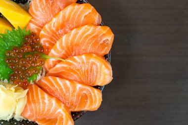 pirinç kase (donburi tepesinde taze somon)