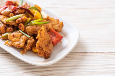 Cevizli kızarmış tavuk. 