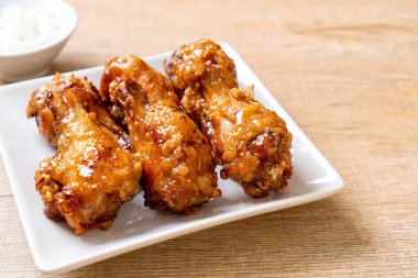 Soslu kızarmış tavuk.