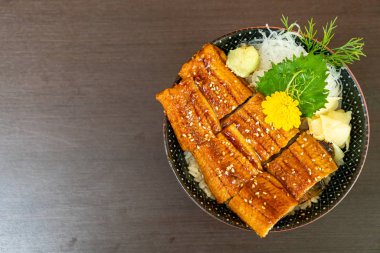 eel (Unagi) pirinç kase (donburi tepesinde)