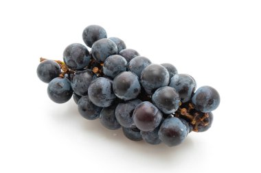 beyaz arka planda taze siyah üzüm