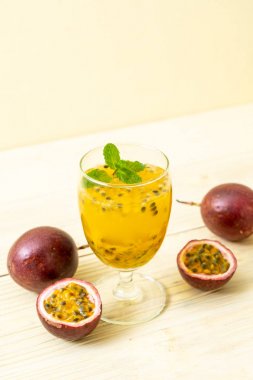 taze ve buzlu tutku meyve suyu