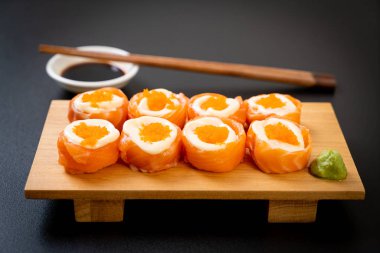 mayonez ve karides yumurta ile taze somon suşi rulo