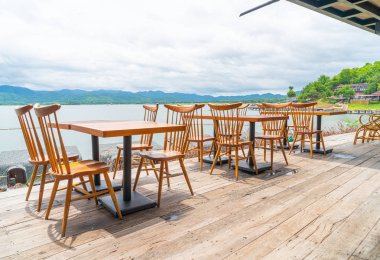 kafe restoranda ahşap masa ve sandalye