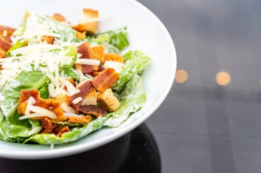 Beyaz tabakta Sezar salatası