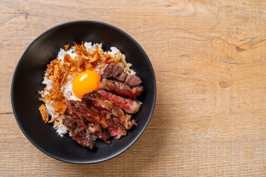yumurta ile tepesinde pirinç kase dilimlenmiş sığır eti