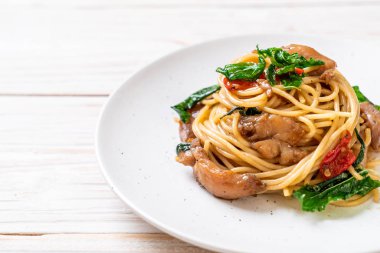 tavuk ve fesleğen ile karıştırın-kızarmış spagetti