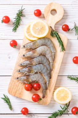 Tahtada çiğ karides ya da karides.