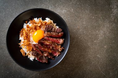 yumurta ile tepesinde pirinç kase dilimlenmiş sığır eti