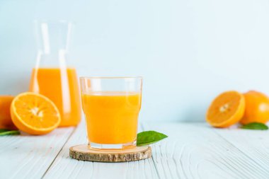 Ahşap arka plan üzerinde taze portakal suyu