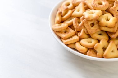 kahve ile bisküvi kraker