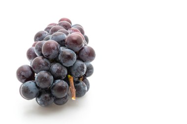 beyaz arka planda taze siyah üzüm