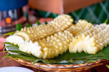tabakta dilimlenmiş ananas