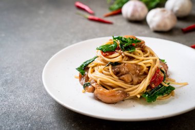 tavuk ve fesleğen ile karıştırın-kızarmış spagetti