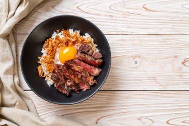 yumurta ile tepesinde pirinç kase dilimlenmiş sığır eti