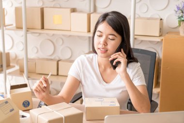 Laptop ve Pho internet kullanırken Asya kadın zevk kendini