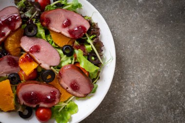 Kızarmış ördek göğsü salatası