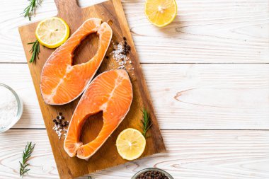 taze çiğ somon fileto biftek