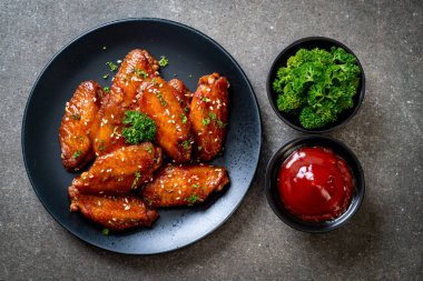 Barbekü tavuk kanatları beyaz susam ile