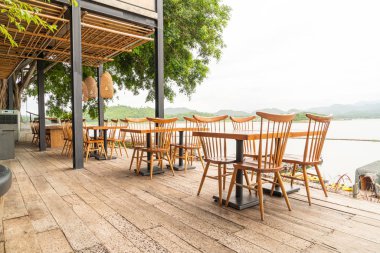 kafe restoranda ahşap masa ve sandalye
