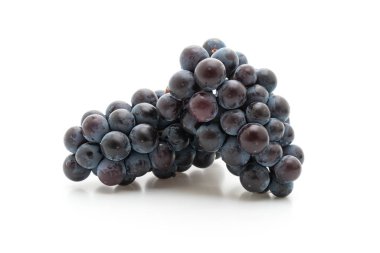 beyaz arka planda taze siyah üzüm