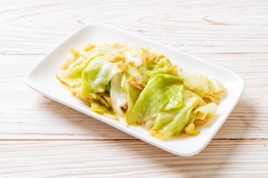 Balık soslu tavada kızartılmış lahana