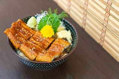 eel (Unagi) pirinç kase (donburi tepesinde)