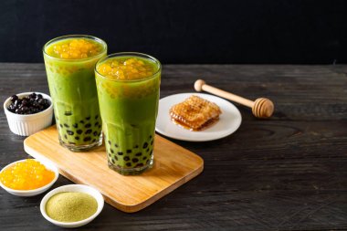 kabarcık ve bal kabarcıkları ile yeşil çay latte