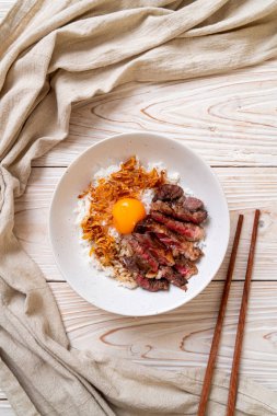 yumurta ile tepesinde pirinç kase dilimlenmiş sığır eti