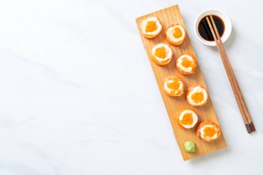 mayonez ve karides yumurta ile taze somon suşi rulo