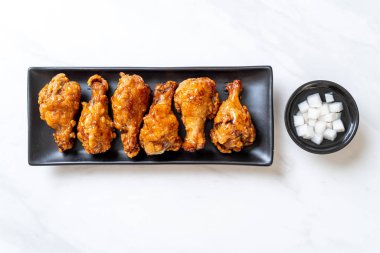 Soslu kızarmış tavuk.