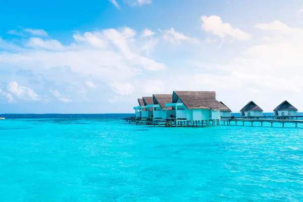 plaj ve deniz ile tropikal Maldivler tatil otel ve ada