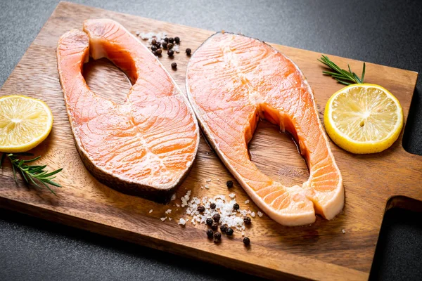 taze çiğ somon fileto biftek