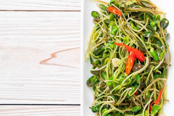 Istiridye sosu ile Kızarmış ayçiçeği Sprout