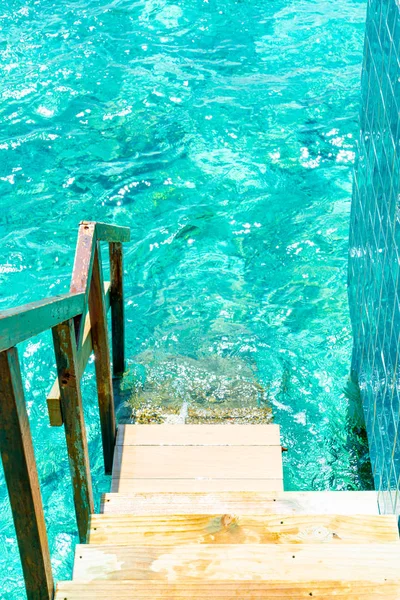 Escalier en bois dans l'océan aux Maldives — Photo