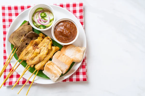 Fläsk satay med din jordnötssås och pickles som är cucumbe — Stockfoto