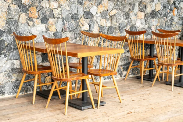 kafe restoranda ahşap masa ve sandalye