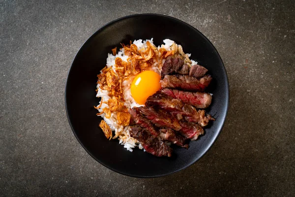 yumurta ile tepesinde pirinç kase dilimlenmiş sığır eti