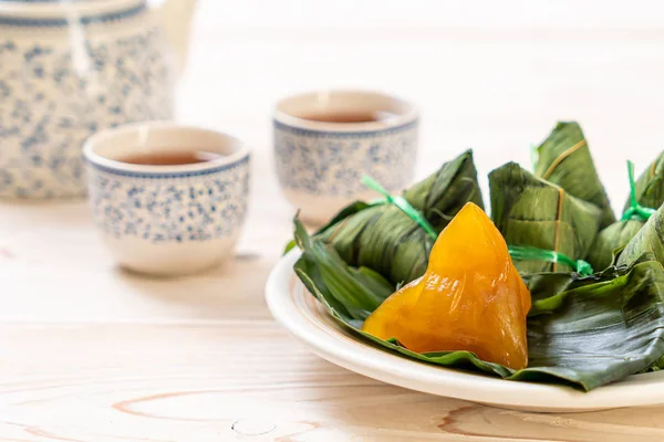 Zongzi nebo tradiční čínské Lepkavé rýžové knedlíky — Stock fotografie