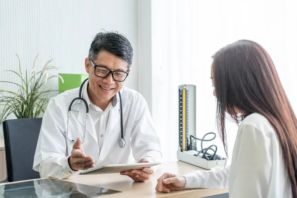 Asya kıdemli doktor ve hasta görüşüyorlar