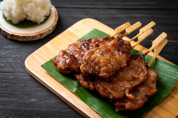 saptırılmış süt domuz beyaz yapışkan pirinç ile ızgara