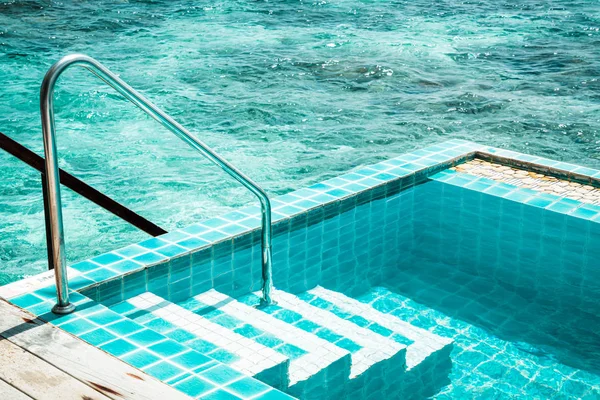 Maldivler deniz arka plan ile Yüzme Havuzu